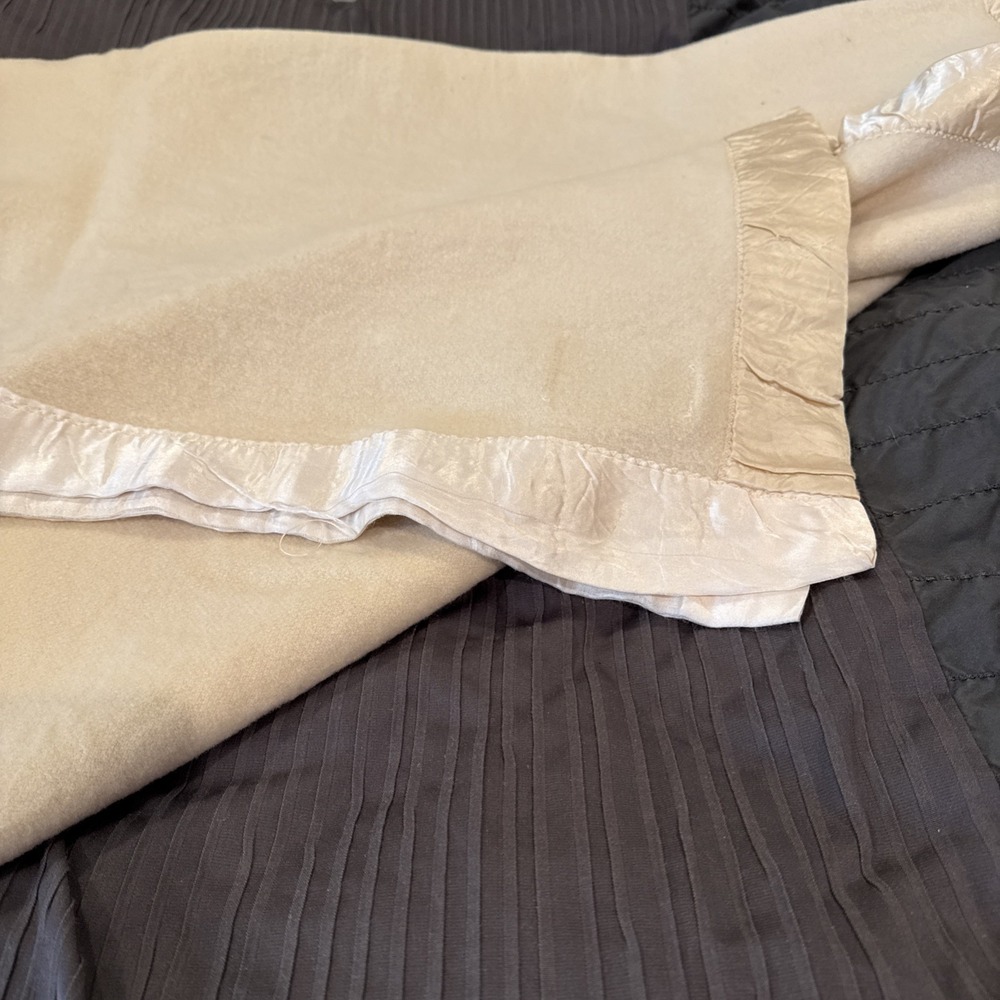 Vintage Countess York Cream Off White Merino Wool Satin Edge Blanket